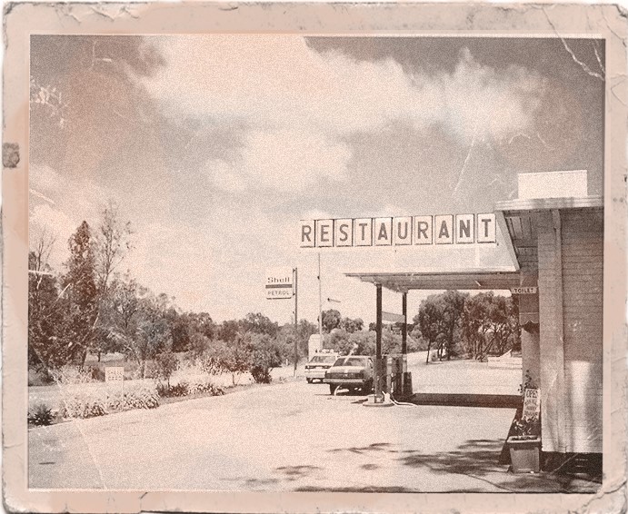 nostalgisches Bild von australischer Straße mit einsamer Tankstelle