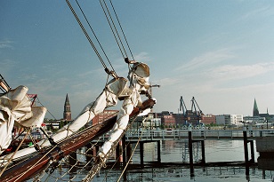Blick vom Germaniahafen auf Innenstadt von Kiel. 